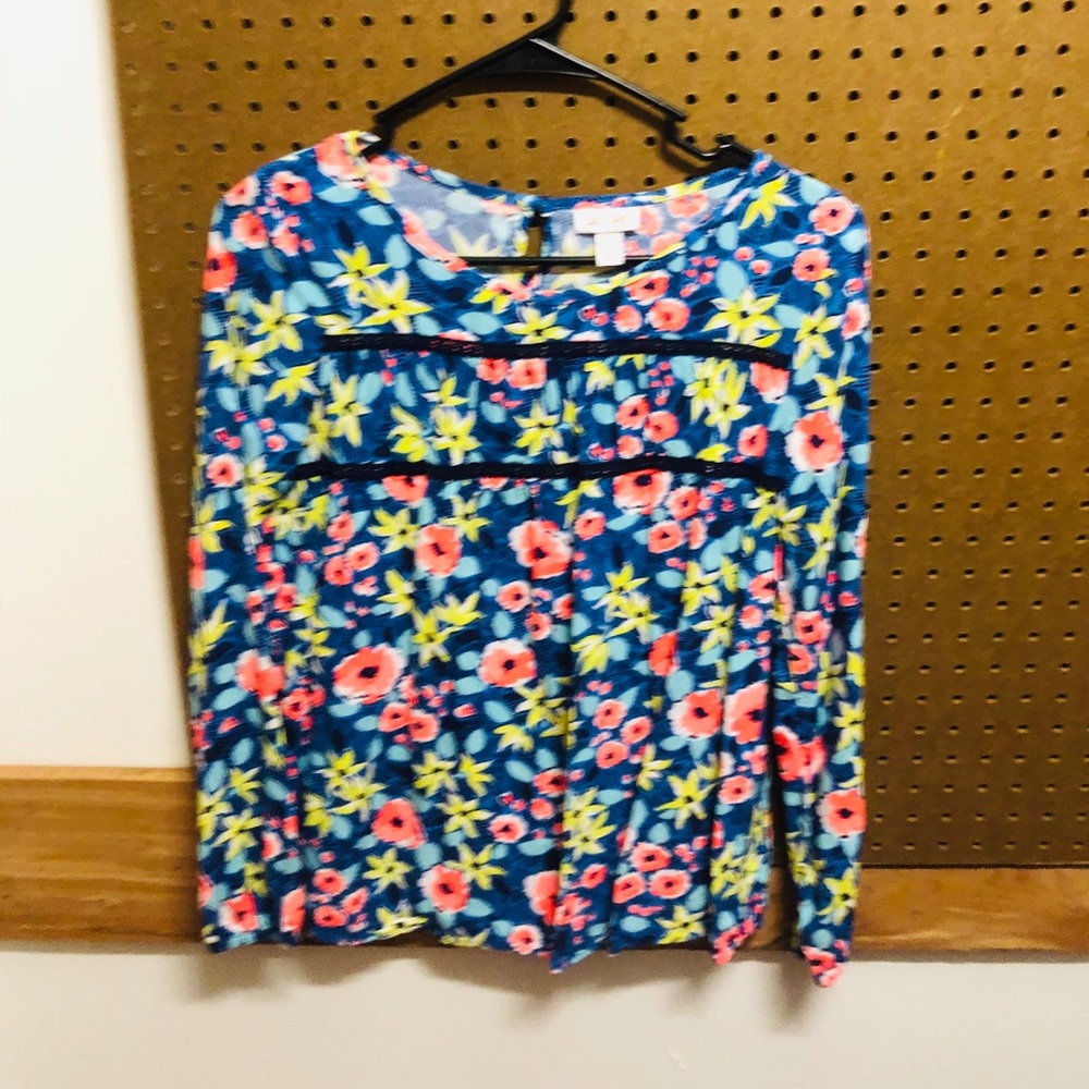 Long sleeve shirt.